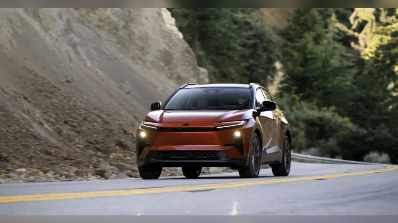 Toyota C-HR eléctrico, en problemas: 10.000 unidades son llamadas a revisión por un fallo de batería